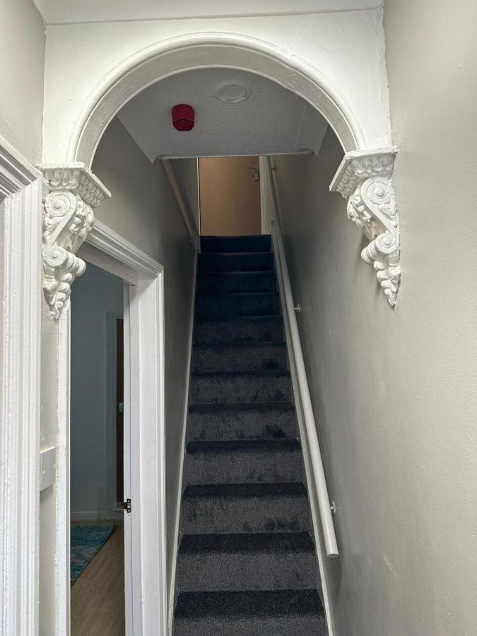 Luton Home Near Airport Private & Shared Bathroom Option 외부 사진