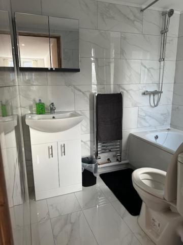 Luton Home Near Airport Private & Shared Bathroom Option 외부 사진