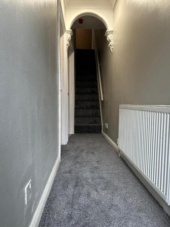 Luton Home Near Airport Private & Shared Bathroom Option 외부 사진
