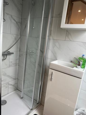 Luton Home Near Airport Private & Shared Bathroom Option 외부 사진