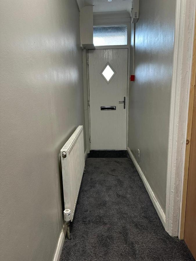 Luton Home Near Airport Private & Shared Bathroom Option 외부 사진