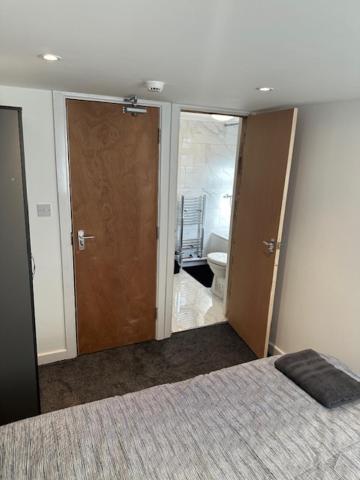 Luton Home Near Airport Private & Shared Bathroom Option 외부 사진