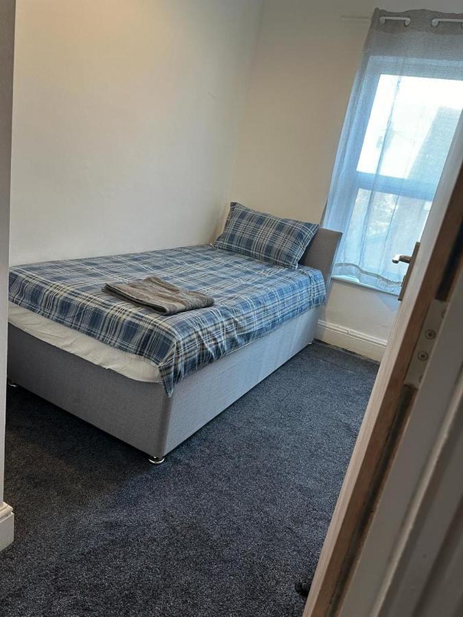Luton Home Near Airport Private & Shared Bathroom Option 외부 사진